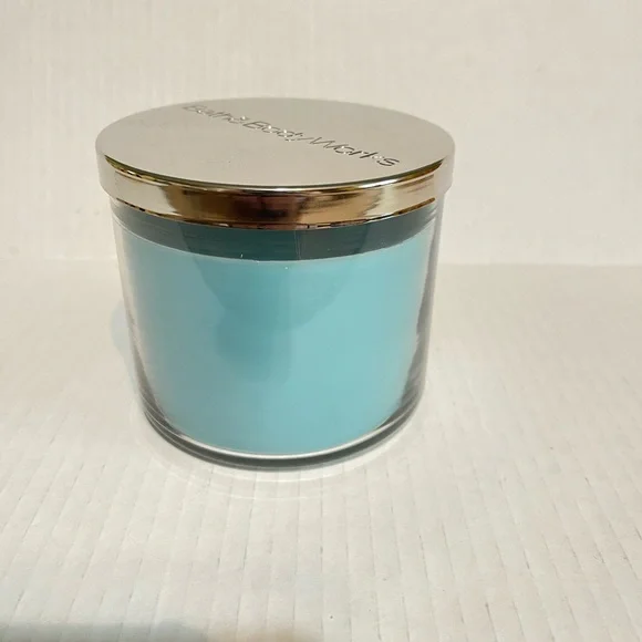 NEW Bath & Body Works 3 Wick Winter Candle with Festive Design - Picture 3 of 7